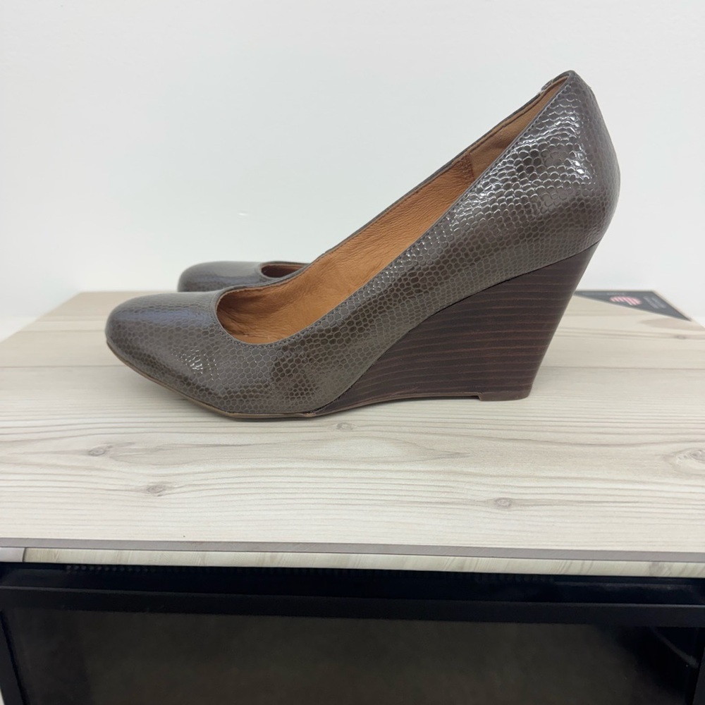 Clarks Gray Snakeskin-Embossed Wedge Pumps